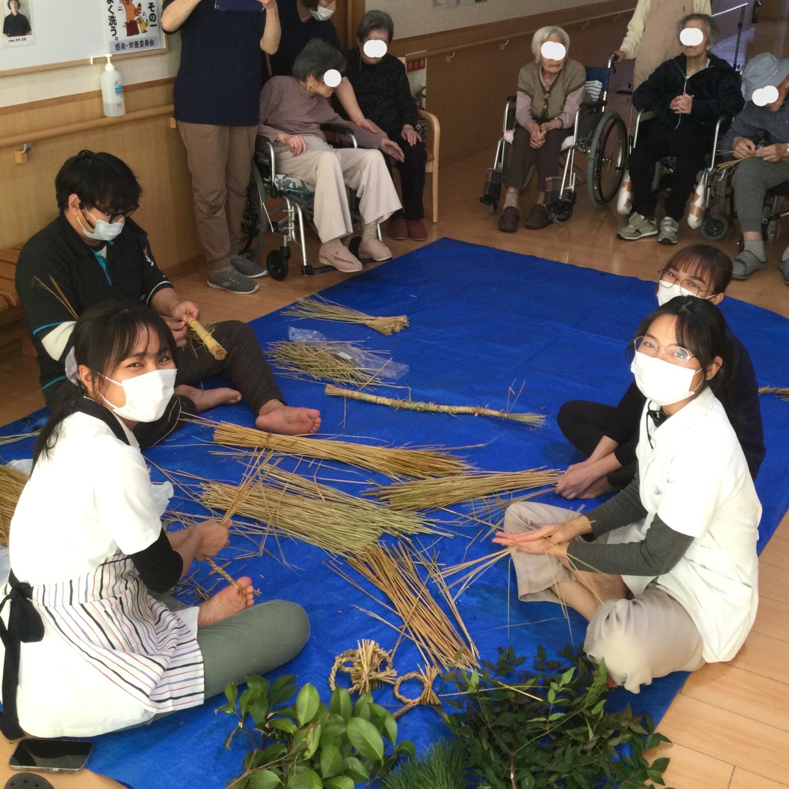 介護施設の入居者と職員が藍染めなどの手工芸活動に参加している様子
